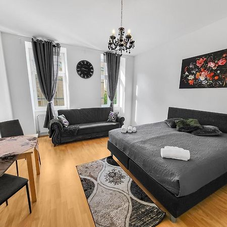 Elegant Three-Bedroom Suite Wina Bagian luar foto
