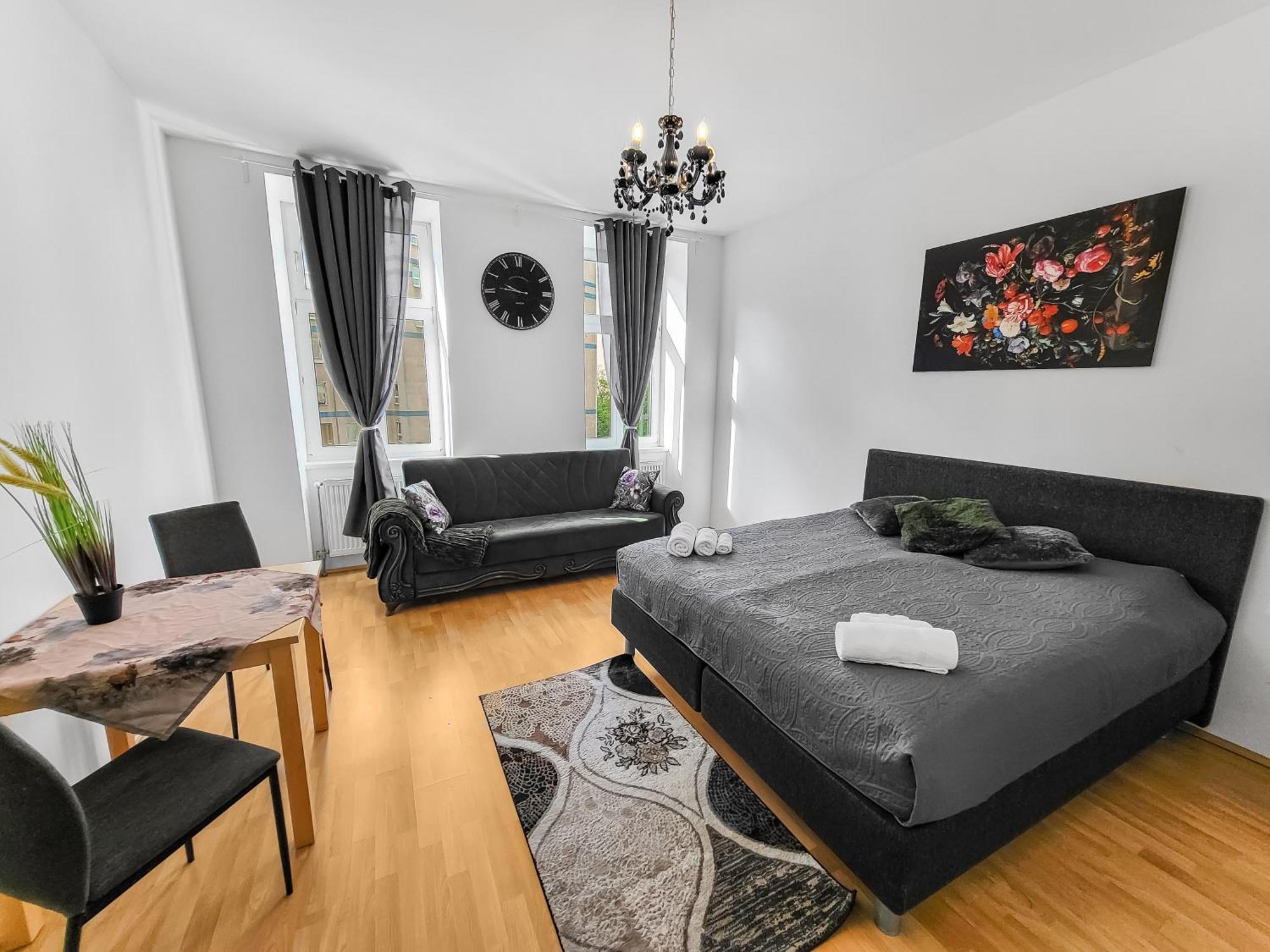 Elegant Three-Bedroom Suite Wina Bagian luar foto