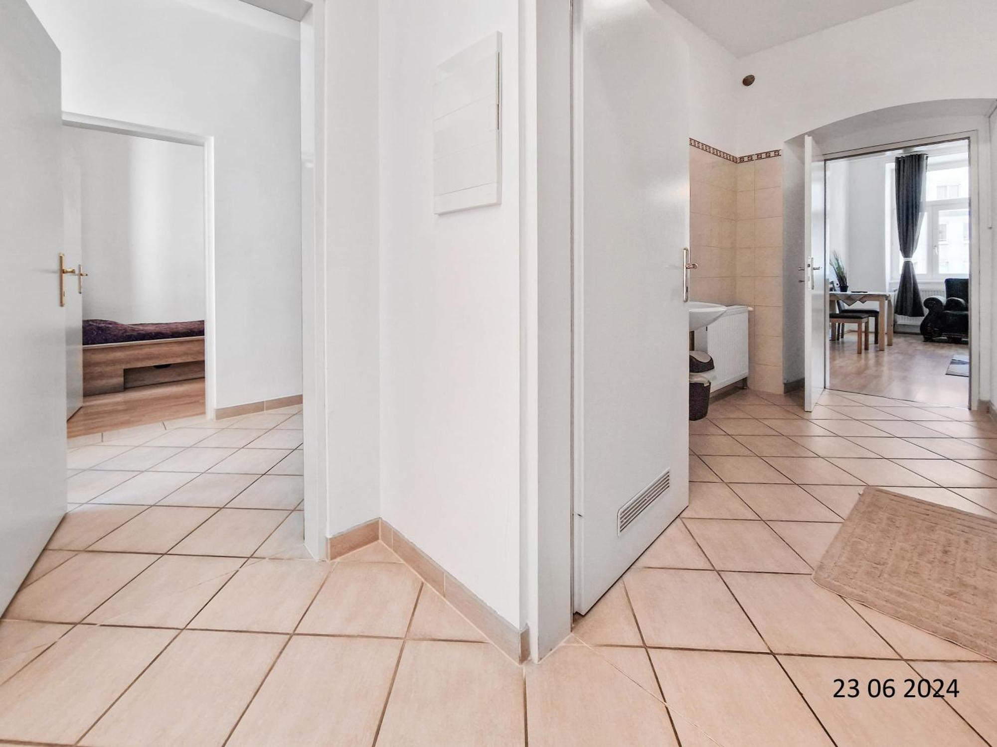Elegant Three-Bedroom Suite Wina Bagian luar foto
