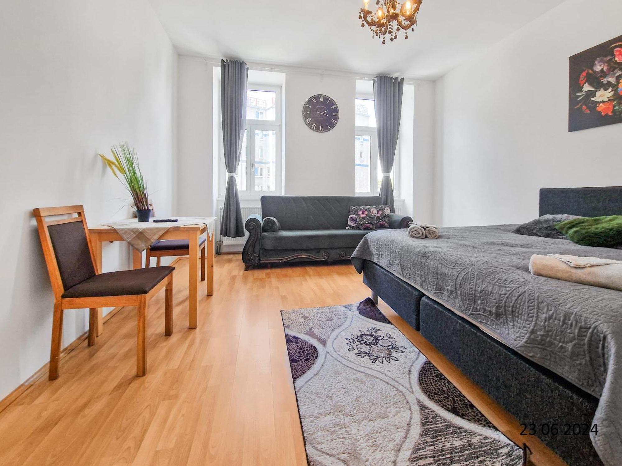 Elegant Three-Bedroom Suite Wina Bagian luar foto