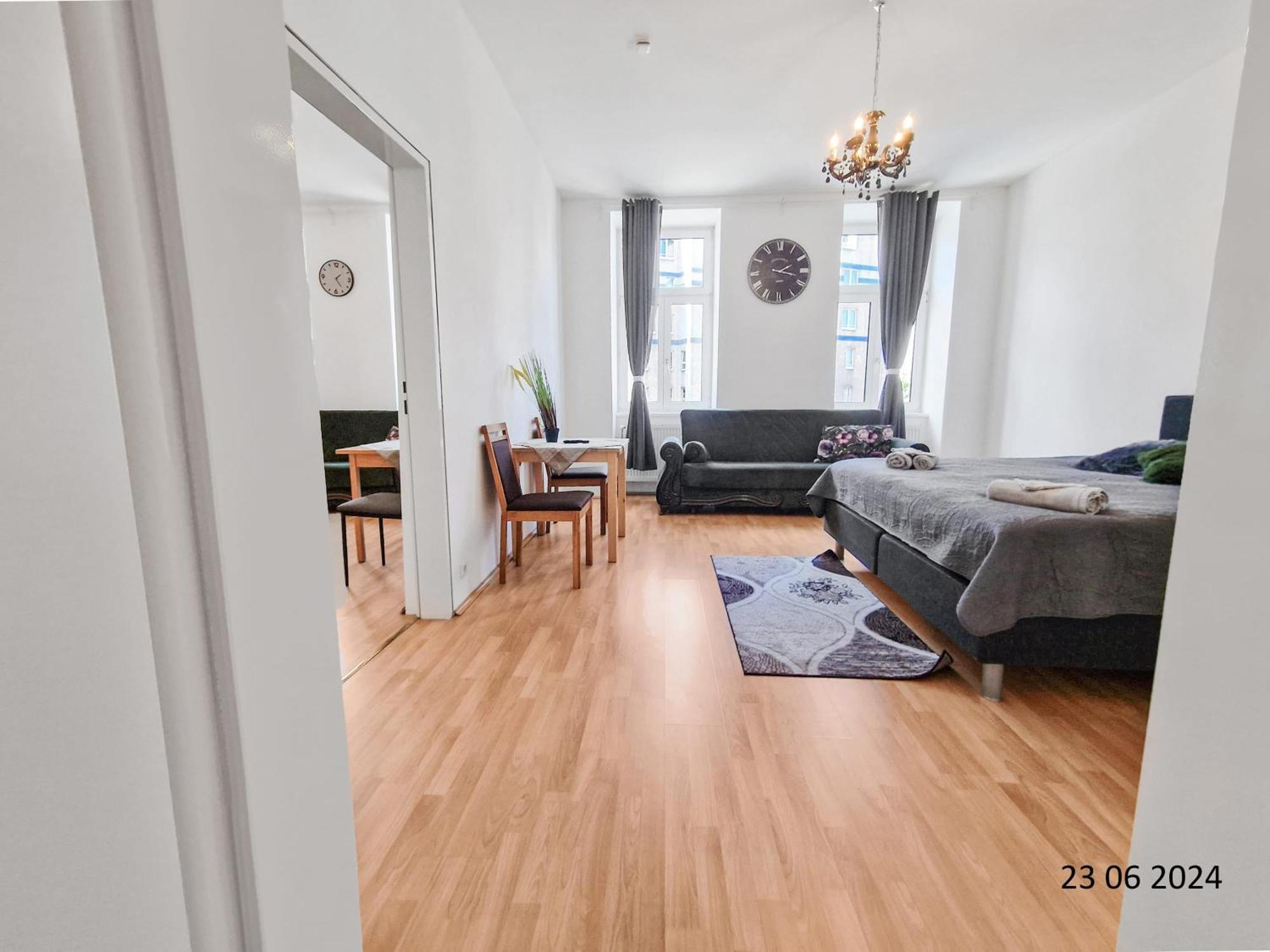 Elegant Three-Bedroom Suite Wina Bagian luar foto