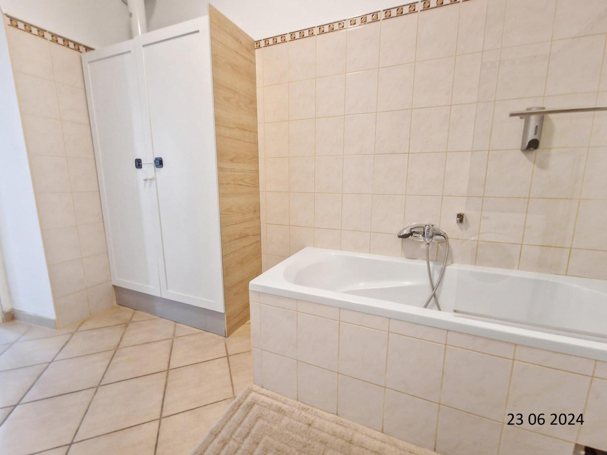 Elegant Three-Bedroom Suite Wina Bagian luar foto