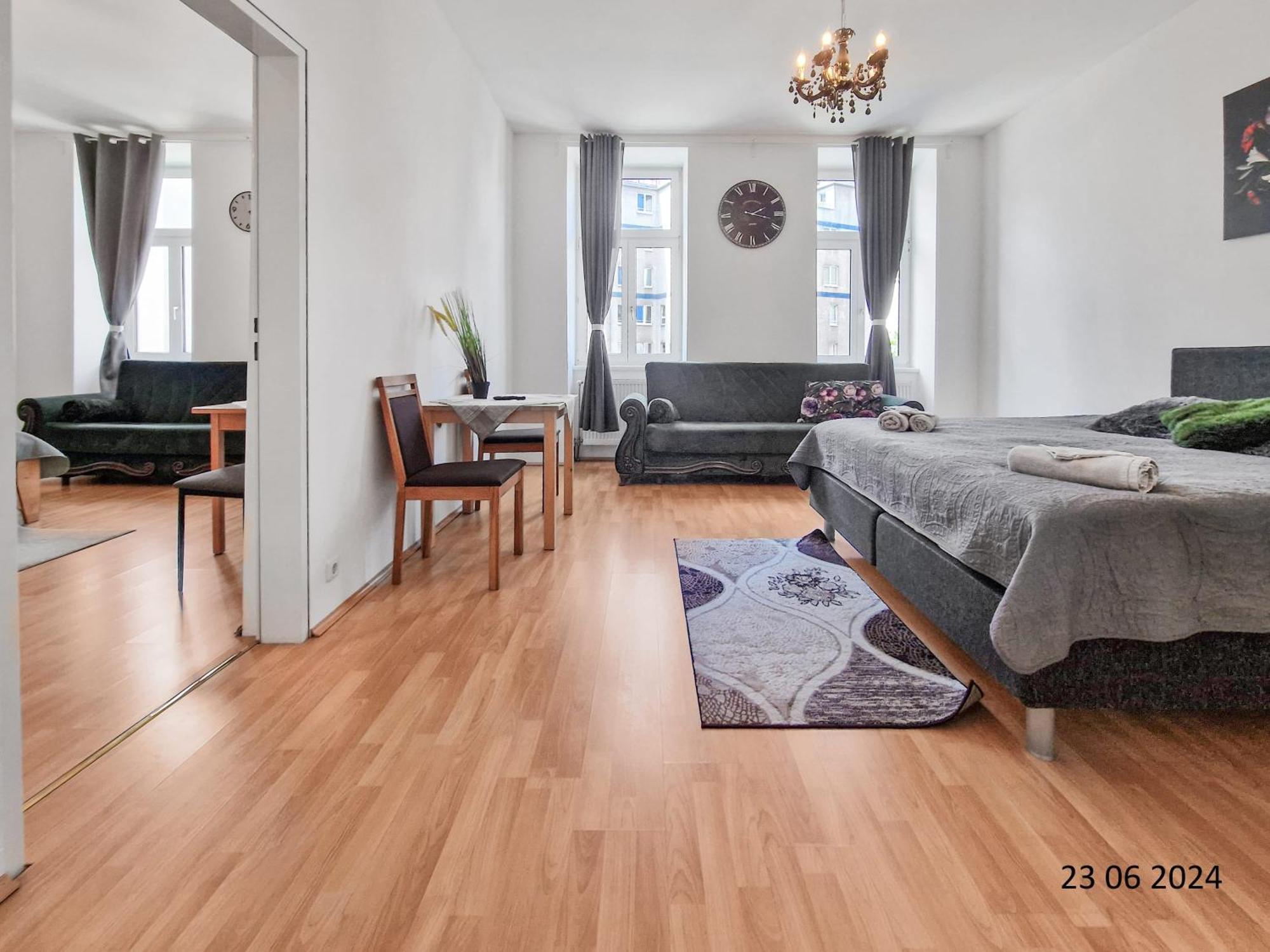 Elegant Three-Bedroom Suite Wina Bagian luar foto